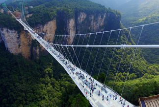 Новое чудо света в Китае: инженеры создали самый длинный мост из стекла