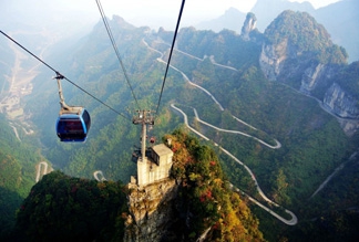 Канатная «Дорога в небеса» в провинции Хунань в Китае
