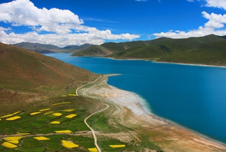 Озеро Ямдрок Цо в Тибете