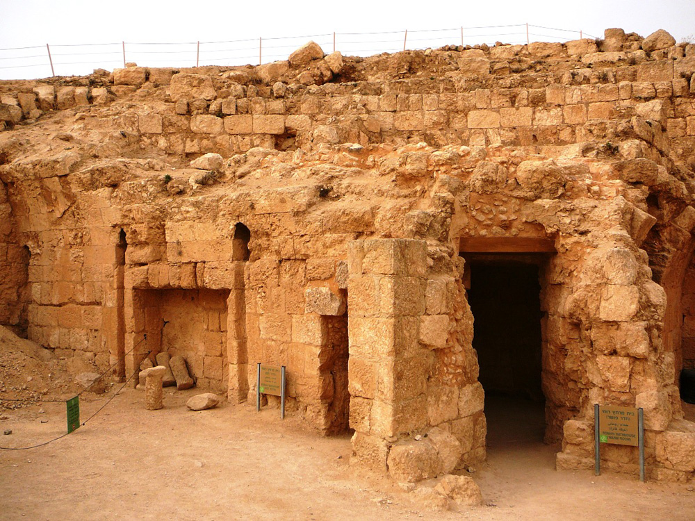 Руины дворца Ирода Великого в Иордании