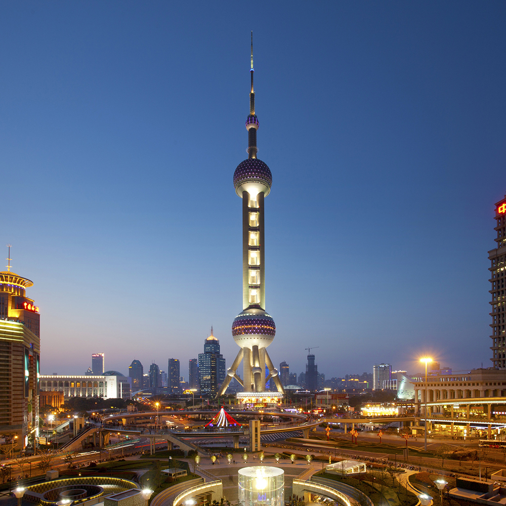 Башня Восточная жемчужина в Шанхае вечером